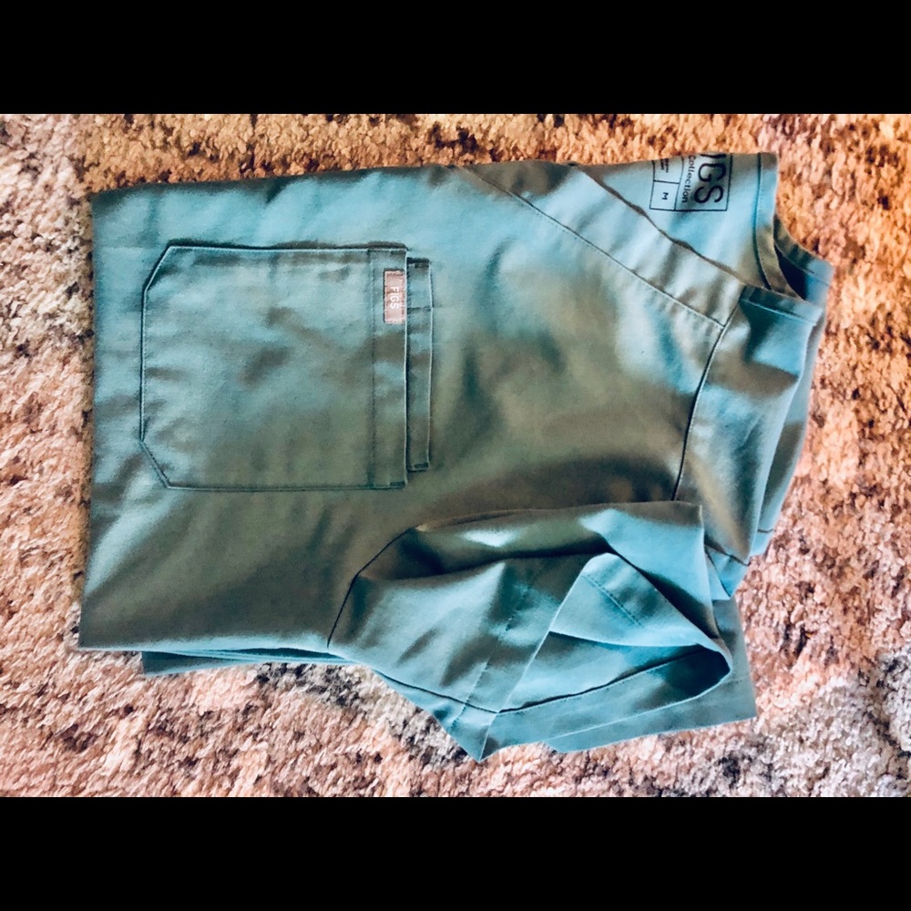 Gently used Leon two-pocket top only